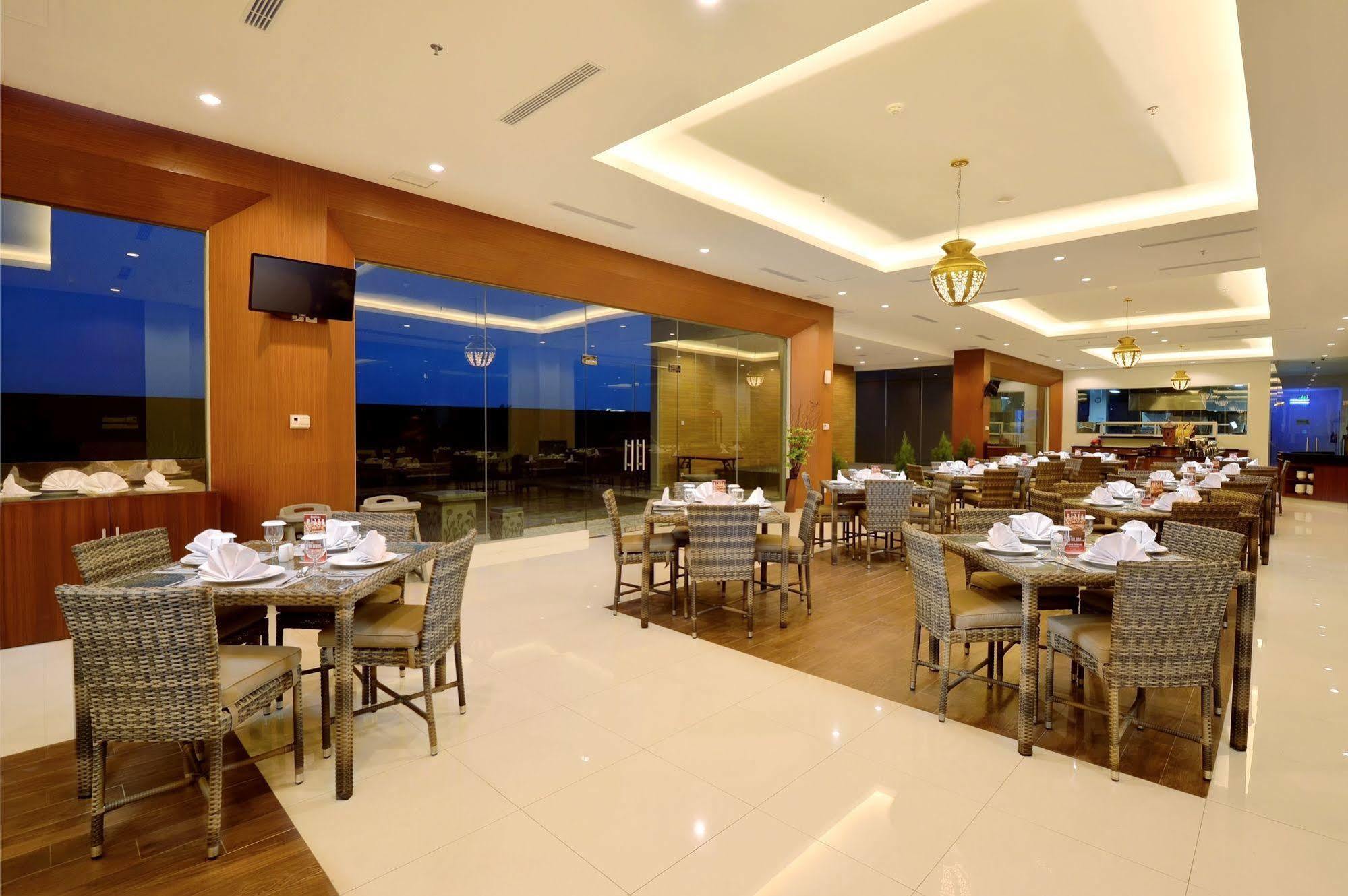 The Atrium Hotel & Resort Yogyakarta Melati Extérieur photo
